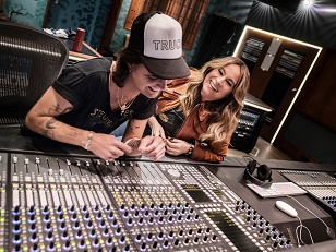Trijntje Oosterhuis & Jett Rebel.jpg